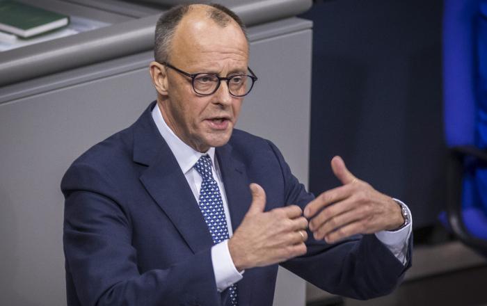 CDU-formand Friedrich Merz fotograferede ved en tidligere debat i Forbundsdagen. Tirsdag den 18. marts lykkes det ham at få flertal for en historisk ændring af den tyske forfatning. CDU-formand Friedrich Merz fotograferede ved en tidligere debat i Forbundsdagen. Tirsdag den 18. marts lykkes det ham at få flertal for en historisk ændring af den tyske forfatning.