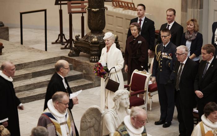 Dronning Margrethe deltog søndag i en festgudstjeneste i Vor Frue Kirke, København, i anledning af 100-året for Sønderjyllands genforening med Danmark. Yderst til højre for Dronningen ses Folketingets formand, Henrik Dam Kristensen (S), og Slesvig-Holstens ministerpræsident, Daniel Günther (CDU). Dronning Margrethe deltog søndag i en festgudstjeneste i Vor Frue Kirke, København, i anledning af 100-året for Sønderjyllands genforening med Danmark. Yderst til højre for Dronningen ses Folketingets formand, Henrik Dam Kristensen (S), og Slesvig-Holstens ministerpræsident, Daniel Günther (CDU).