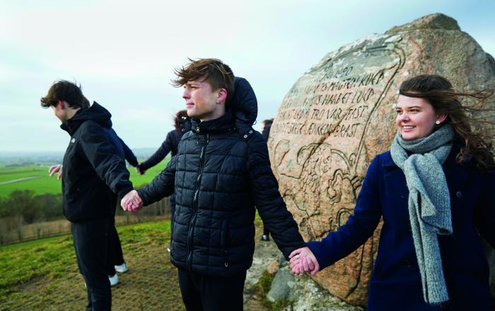 Elever fra Fårevejle Efterskole tager forskud på eventet 'Genforen dit fællesskab' ved genforeningsstenen på Esterhøj i Odsherred.Foto: Thomas Tolstrup Elever fra Fårevejle Efterskole tager forskud på eventet 'Genforen dit fællesskab' ved genforeningsstenen på Esterhøj i Odsherred.Foto: Thomas Tolstrup