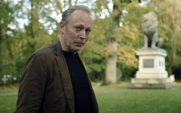 Skuespiller Lars Mikkelsen agerer fortæller i DR-serien 'Grænseland', der får blandet kritik efter første afsnit. Skuespiller Lars Mikkelsen agerer fortæller i DR-serien 'Grænseland', der får blandet kritik efter første afsnit.