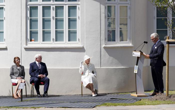 Hinrich Jürgensen, formand for Bund Deutscher Nordschleswiger (BDN), undskyldte for det tyske mindretallets nazistiske fortid, da han holdt tale søndag ved mindretallets museum, Deutsches Museum für Nordschleswig, i Sønderborg i anledning af markeringen af 100-året for Genforeningen. Det skete under overværelse af dronning Margrethe og den tyske forbundspræsident Frank-Walter Steinmeier. Hinrich Jürgensen, formand for Bund Deutscher Nordschleswiger (BDN), undskyldte for det tyske mindretallets nazistiske fortid, da han holdt tale søndag ved mindretallets museum, Deutsches Museum für Nordschleswig, i Sønderborg i anledning af markeringen af 100-året for Genforeningen. Det skete under overværelse af dronning Margrethe og den tyske forbundspræsident Frank-Walter Steinmeier.