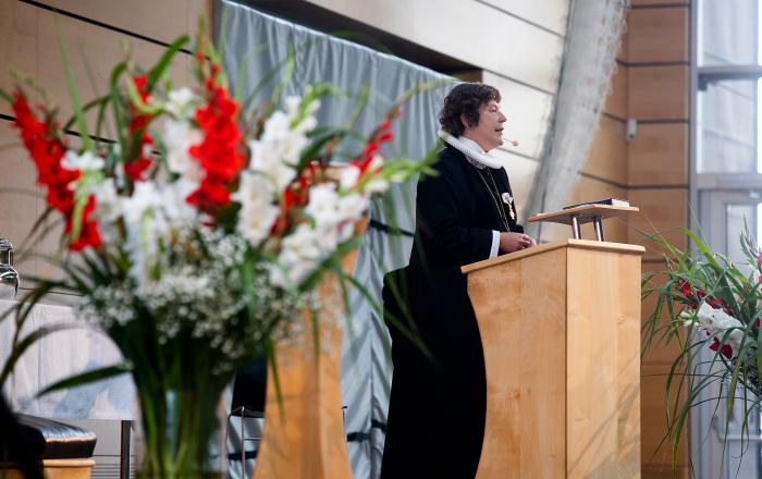Biskop Marianne Christiansen, Haderslev Stift, stod for prædikenen ved festgudstjenesten for Dansk Kirke i Sydslesvigs 100-årsjubilæum på A.P. Møller Skolen i Slesvig. Biskop Marianne Christiansen, Haderslev Stift, stod for prædikenen ved festgudstjenesten for Dansk Kirke i Sydslesvigs 100-årsjubilæum på A.P. Møller Skolen i Slesvig.