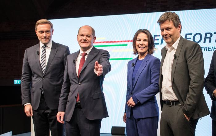 Onsdag kunne SPD, FDP og De Grønne fremlægge en ny koalitionsaftale for en kommende tysk regering. Her ses partiernes formænd Christian Lindner (FDP), Olaf Scholz (SPD) Annalena Baerbock og Robert Habeck (De Grønne) ved præsentationen af det nye regeringsgrundlag i Berlin (fra venstre). Onsdag kunne SPD, FDP og De Grønne fremlægge en ny koalitionsaftale for en kommende tysk regering. Her ses partiernes formænd Christian Lindner (FDP), Olaf Scholz (SPD) Annalena Baerbock og Robert Habeck (De Grønne) ved præsentationen af det nye regeringsgrundlag i Berlin (fra venstre).