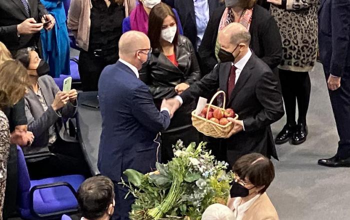 Stefan Seidler overrakte den nye forbundskansler Olaf Scholz en kurv med æbler i velkomstgave. Stefan Seidler overrakte den nye forbundskansler Olaf Scholz en kurv med æbler i velkomstgave.