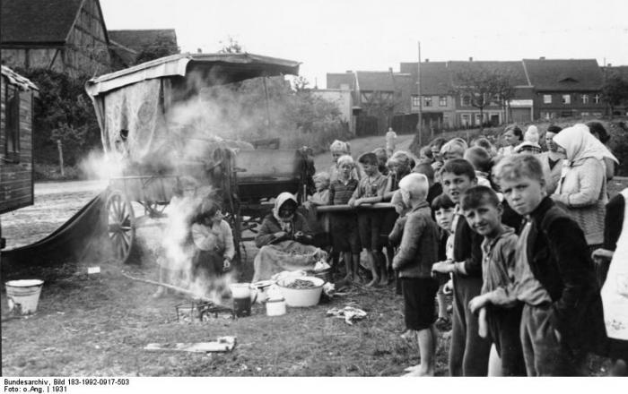 Det skønnes, at der i dag bor ca. 5.000 sintier og romaer i Slesvig-Holsten, og 70.000 sintier og romaer i hele Tyskland. Dette billede er taget i 1931 i Tangermünde i Sachsen-Anhalt. Det skønnes, at der i dag bor ca. 5.000 sintier og romaer i Slesvig-Holsten, og 70.000 sintier og romaer i hele Tyskland. Dette billede er taget i 1931 i Tangermünde i Sachsen-Anhalt.