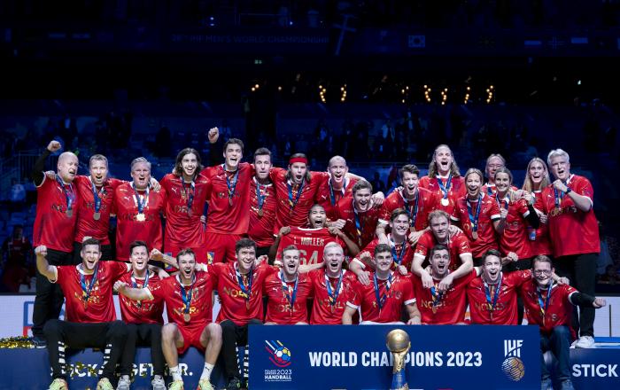 Kai Johannsen (yderst til venstre) jubler med resten af det danske håndboldlandshold efter VM-finalesejren over Frankrig på 34-29. Kai Johannsen (yderst til venstre) jubler med resten af det danske håndboldlandshold efter VM-finalesejren over Frankrig på 34-29.