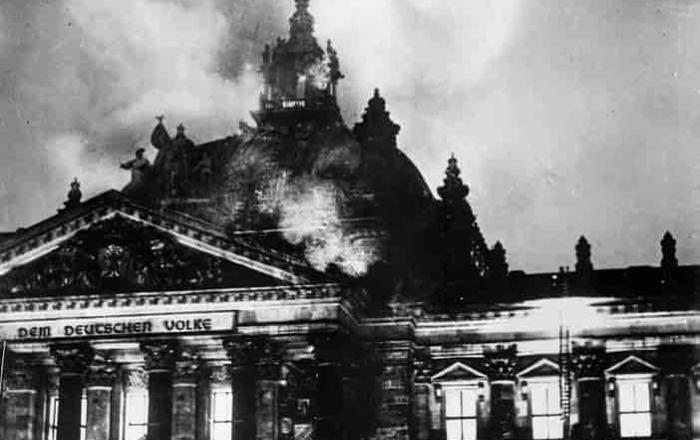 Den 30. januar 1933 overtag Hitler og nazisterne magten i Tyskland. Knap en måned senere stod Rigsdagen i Berlin i flammer. Den 30. januar 1933 overtag Hitler og nazisterne magten i Tyskland. Knap en måned senere stod Rigsdagen i Berlin i flammer.
