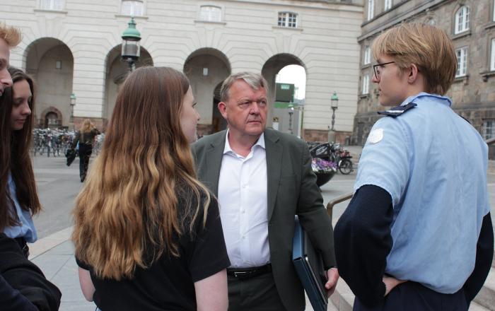 Udenrigsminister Lars Løkke Rasmussen (M) i samtale med Katharina Kley (tv.), formand for jungeSPitzen, og Jakob Wind, formand for Europæisk Ungdom. Udenrigsminister Lars Løkke Rasmussen (M) i samtale med Katharina Kley (tv.), formand for jungeSPitzen, og Jakob Wind, formand for Europæisk Ungdom.