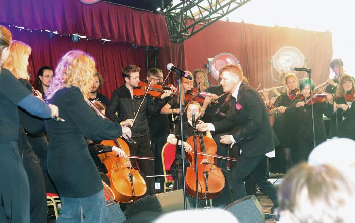 Harald Haugaard er dirigent for folkBALTICA Ensemblet, som her ses i en tidligere optræden på Tønder Festival.