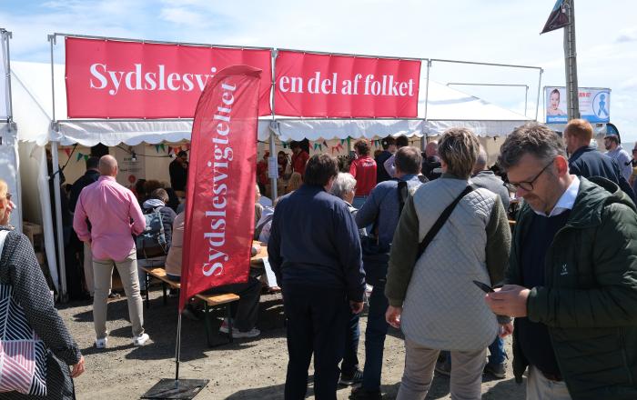 Grænseforeningen og de sydslesvigske organisationer har deltaget på Folkemødet Bornholm i en årrække. Grænseforeningen og de sydslesvigske organisationer har deltaget på Folkemødet Bornholm i en årrække.