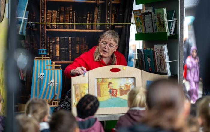 Bibliotekar Mette Laustsen fra Dansk Centralbibliotek for Sydslesvig stod for højtlæsningen ved bogbussen på Kulturmødet Mors i 2024. Bibliotekar Mette Laustsen fra Dansk Centralbibliotek for Sydslesvig stod for højtlæsningen ved bogbussen på Kulturmødet Mors i 2024.