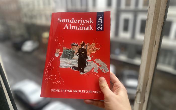 Sønderjysk Almanak 2026 kan købes i en række sønderjyske boghandler. Bogen er på 224 sider og indeholder også klassiske almanakelementer såsom en oversigt over dagenes navne, en astronomisk kalender og en tabel over højvandstider ved Vestkysten. 