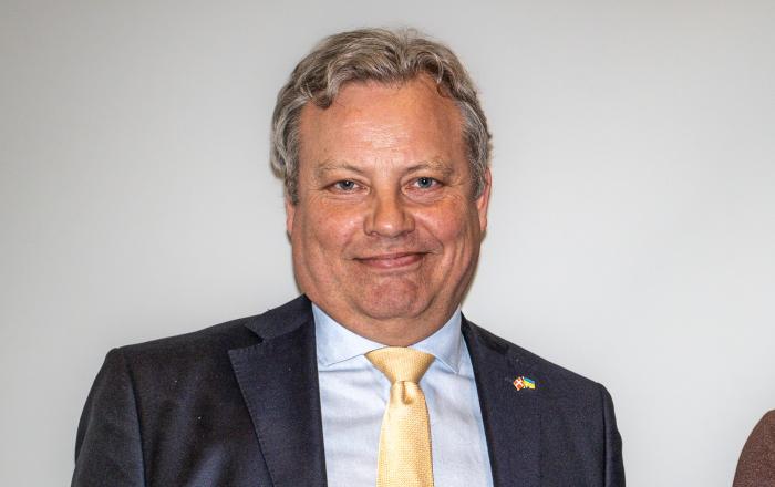 Den politiske kommentator Jarl Cordua deltog i 2024 i en paneldebat om krigen 1864 og dens betydning i politik i dag ved Grænseforeningens Sendemandsmøde.