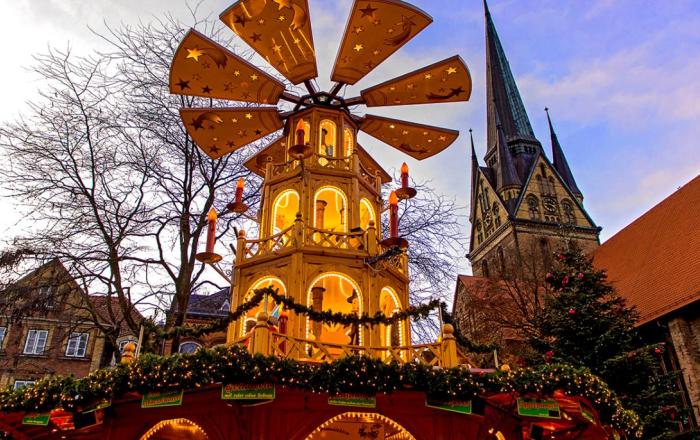 Julepyramiden er et vartegn for julemarkedet i Flensborg. I baggrunden rejser Skt. Nikolaj Kirken sig med sit sengotiske tårn.