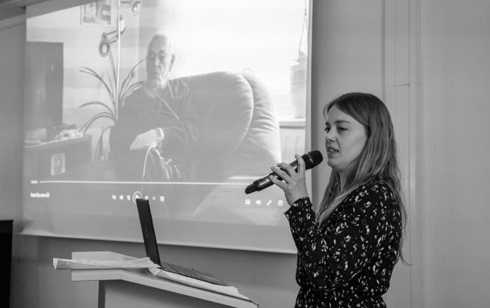 Malin Holdt fra det danske mindretal i Sydslesvig fortalte sin families historie i maj måned på Stadtbibliothek Flensburg. Nu er hun med i en ny podcastserie, der bygger på hendes og andre foredrag.