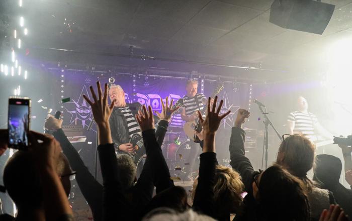 Fro-Tee Slips spillede i december 2024 et udsolgt show i Volksbad i Flensborg i anledning af deres 35-års jubilæum. 