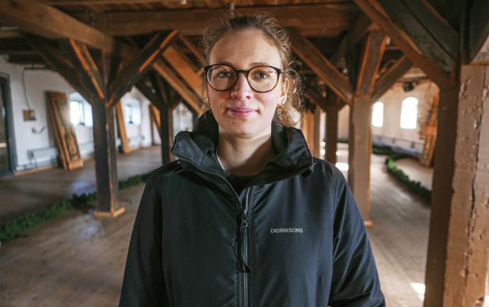 Laura Ehlers på loftet i Tønnings pakhus. Tønnings gamle havneby  er kendt for sine smukke gamle bygninger, bl.a. Skipperhuset fra 1624.