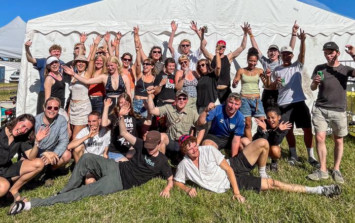 I 2025 samlede Sydslesvigs danske Ungdomsforeninger (SdU) 60 frivillige om arbejdet med en pantbod på Roskilde Festival.