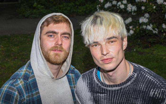 Carl-Erik Gibbert og Kristoffer Jessen er henholdsvis guitarist og forsanger i bandet Søn.