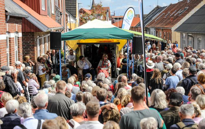 Samtalen om Tyskland med Mirco Reimer-Elster og Ulla Terkelsen tiltrak mange mennesker på Kulturmødet Mors.