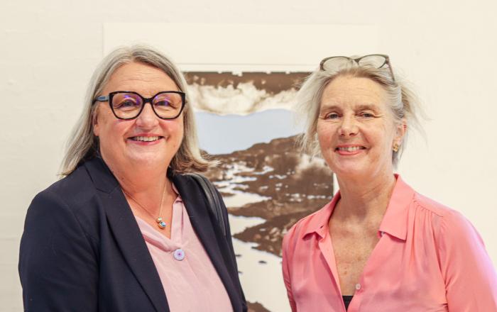 Slesvig-Holstens kulturminister Dorit Stenke (CDU) gæstede Mikkelberg Center for Kunst og Cricket i Hatsted i Nordfrisland og talte med Mikkelbergs leder, Lisbeth Bredholt Christensen om de kunstneriske bånd mellem Norden og Slesvig-Holsten.