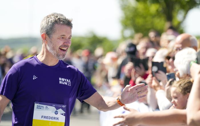 Kong Frederik snører igen løbeskoene til Royal Run 2027, hvor Haderslev er blandt de fem værtsbyer. Det er tredje gang, at det populære motionsløb kommer til grænselandet. I 2021 var løbet i Sønderborg, mens det i 2023 kom til Aabenraa.
