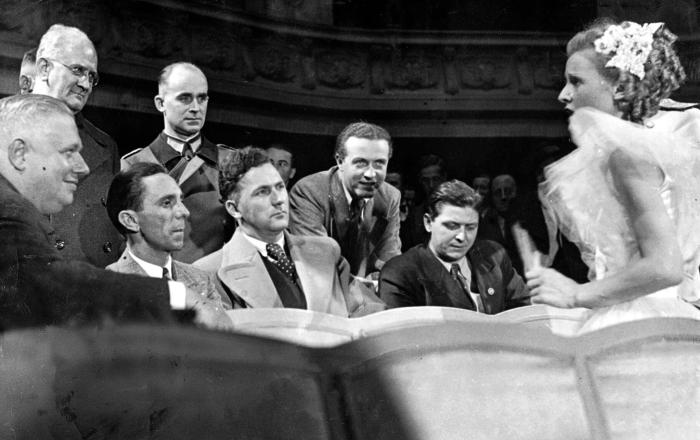 Erling Jepsens mor foran Joseph Goebbels.