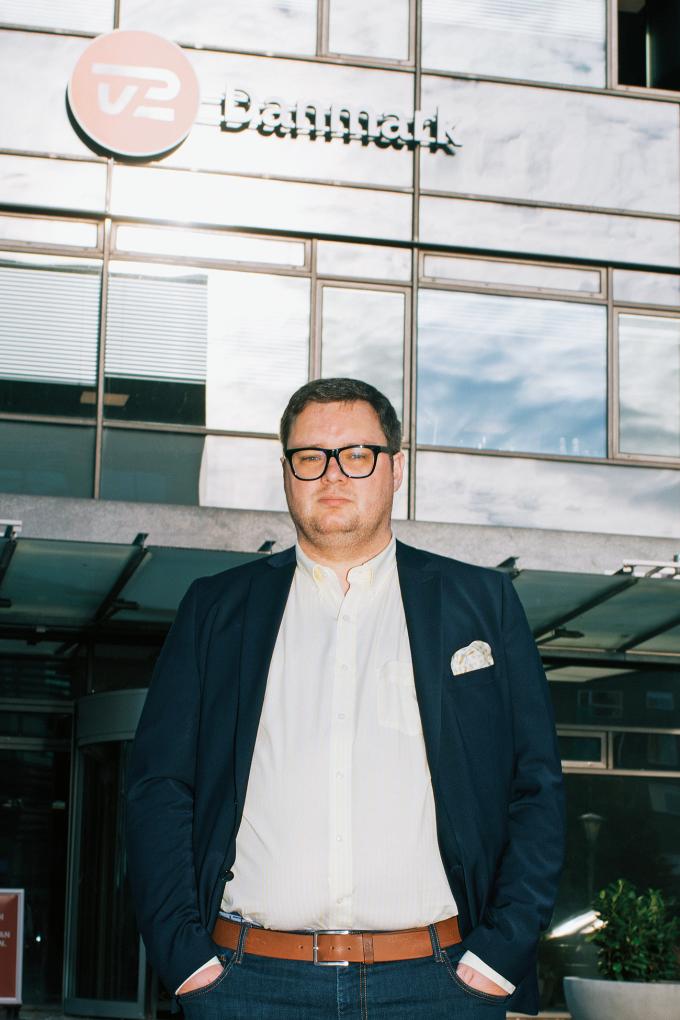Når man taler med Mirco Reimer-Elster, virker han ret dansk. Når han bliver interviewet, italesætter han ofte sig selv som tysker. “Det er noget, jeg har fået ørerne i maskinen for. Det er lidt ‘damned if you do, damned if you don’t’. Når man siger, man er tysker, bliver man spurgt: ‘Hvorfor taler du så godt dansk?’ Når man siger, man er sydslesviger, spørger folk: ‘Hvad er det?’ Sydslesviger er måske det mest retvisende. Eller: ‘Tysker og kommer fra det danske mindretal.’ Men det overrasker mig, hvor stor Når man taler med Mirco Reimer-Elster, virker han ret dansk. Når han bliver interviewet, italesætter han ofte sig selv som tysker. “Det er noget, jeg har fået ørerne i maskinen for. Det er lidt ‘damned if you do, damned if you don’t’. Når man siger, man er tysker, bliver man spurgt: ‘Hvorfor taler du så godt dansk?’ Når man siger, man er sydslesviger, spørger folk: ‘Hvad er det?’ Sydslesviger er måske det mest retvisende. Eller: ‘Tysker og kommer fra det danske mindretal.’ Men det overrasker mig, hvor stor
