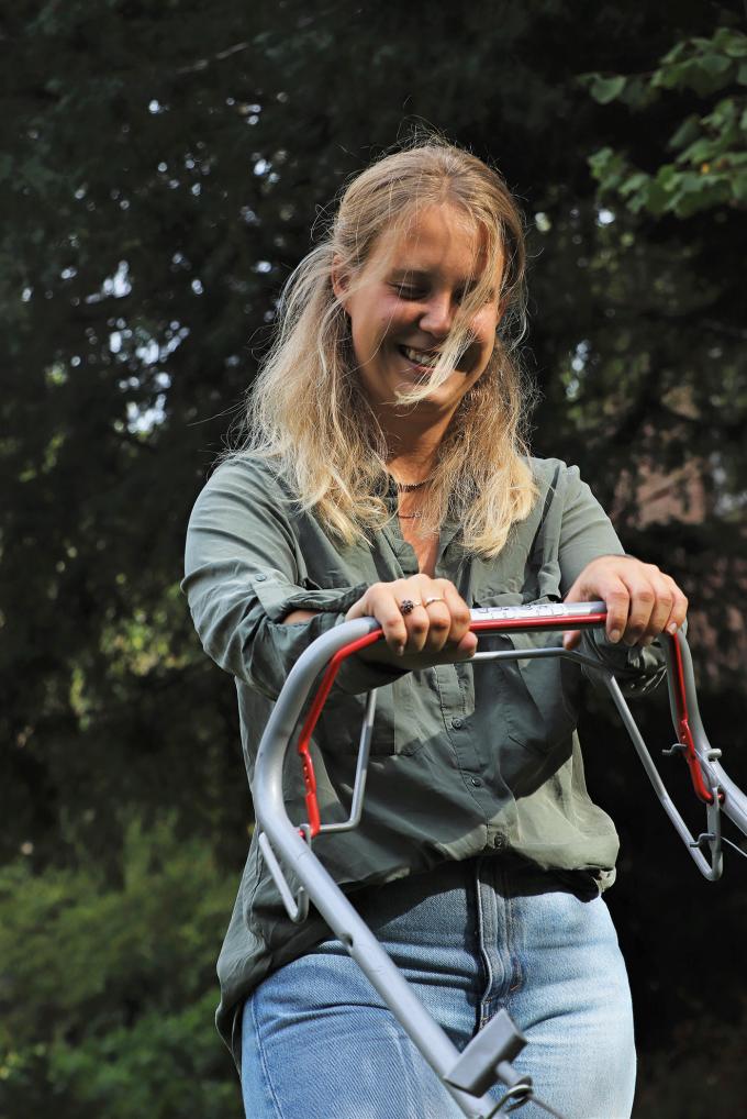 På kollegiet på Frederiksberg har alle beboere et ansvarsområde, et ‘ministerium’. Nogen skal sørge for, at tomme ølflasker bliver afleveret til pant, andre skal forhindre kollegiets planter i at visne. Tonya Hengenius er haveminister og er derfor ferm med en græsslåmaskine. På kollegiet på Frederiksberg har alle beboere et ansvarsområde, et ‘ministerium’. Nogen skal sørge for, at tomme ølflasker bliver afleveret til pant, andre skal forhindre kollegiets planter i at visne. Tonya Hengenius er haveminister og er derfor ferm med en græsslåmaskine.
