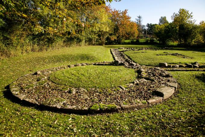 Fundamenterne af det tidligere Østerholm Slot. Foto fra 2017. 