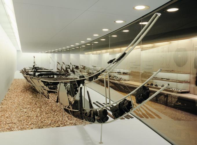 Hjortspringbåden er udstillet på Nationalmuseet.