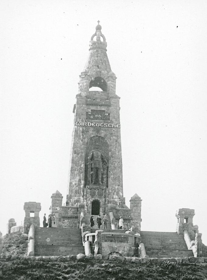 Bismarcktårnet på Knivsbjerg fotograferet begyndelsen af 1900-tallet. På tårnet stod følgende indskrift: "Wir Deutsche fürchten Gott, sonst nichts auf der Welt".