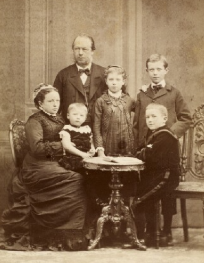 Sophus Nellemann sammen med sin familie. Udateret fotografi.