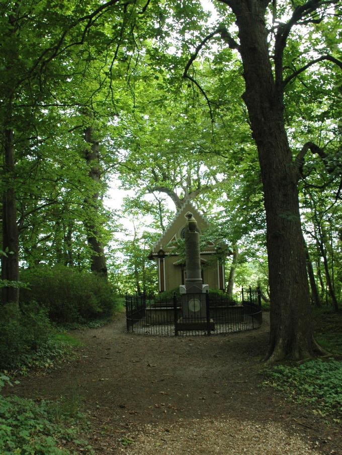 Christinero med mindesøjlen foran kapellet.