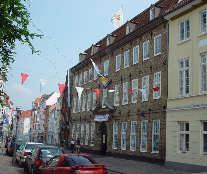 Flensborghus i Nørregade 76 i Flensborg. Over portalen ses hhv. Frederik 4.s monogram og Flensborgs byvåben.