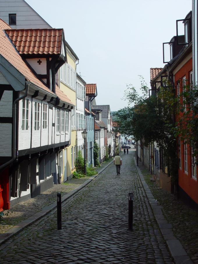 Oluf-Samson-Gang. For enden af gaden skimtes vandet.