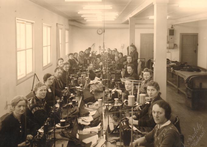 Systuen på Schaumanns Klædefabrik, hvor kun kvinder arbejder. Foto fra ca. 1932. Systuen på Schaumanns Klædefabrik, hvor kun kvinder arbejder. Foto fra ca. 1932.