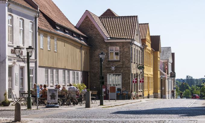 Kongensgade i Christiansfeld, der løber fra syd mod nord og bl.a. krydser Lindegade. Foto fra 2021.