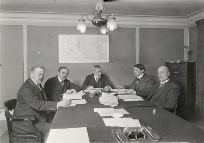 Medlemmerne af Den Internationale Kommission er forsamlet til forhandlinger i 1920. Medlemmerne af Den Internationale Kommission er forsamlet til forhandlinger i 1920.