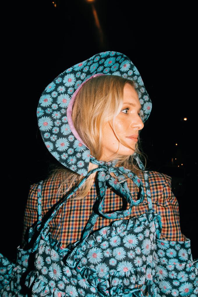 En model iført tøj fra Anna Toftgaard-Hansens kollektion. En model iført tøj fra Anna Toftgaard-Hansens kollektion.