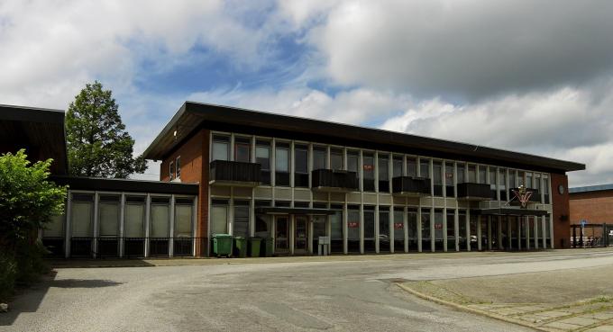 Stationsbygningen i Rødekro er tegnet af Ole Ejnar Bonding og blev indviet i 1969. Stationsbygningen i Rødekro er tegnet af Ole Ejnar Bonding og blev indviet i 1969.