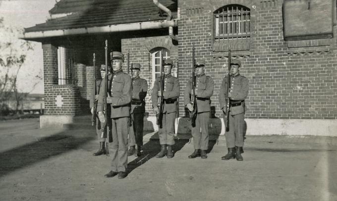 Et hold fra specialstyrken Sønderjysk Kommando holder vagt ved Sønderborg Kaserne. Foto fra 1920. Et hold fra specialstyrken Sønderjysk Kommando holder vagt ved Sønderborg Kaserne. Foto fra 1920.