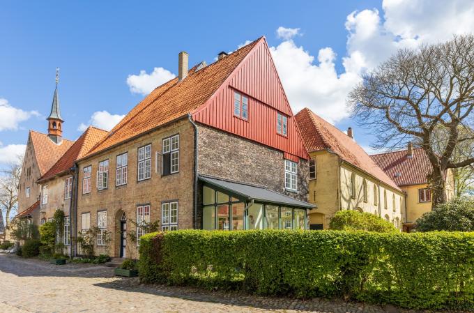 De fredede klosterbygninger i bydelen Holmen i Slesvig by. Bygningen med det lille tårn er klosterkirken. Foto fra 2020. De fredede klosterbygninger i bydelen Holmen i Slesvig by. Bygningen med det lille tårn er klosterkirken. Foto fra 2020.