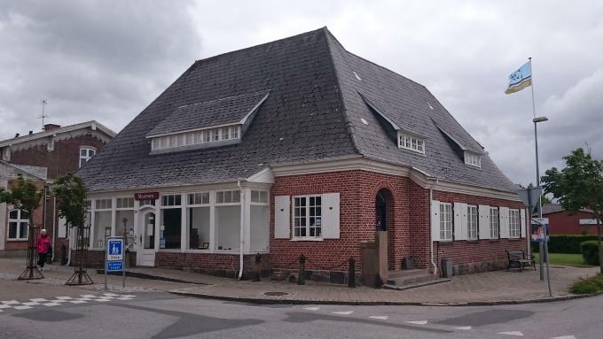 Storegade i Skærbæk. Her ligger Skærbæk Museum, indrettet i en købmandsgård fra 1909. Storegade i Skærbæk. Her ligger Skærbæk Museum, indrettet i en købmandsgård fra 1909.