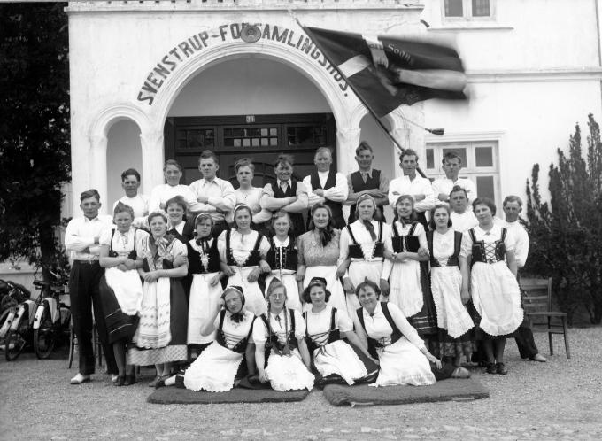 Folkedansere foran Svenstrup Forsamlingshus i vinteret 1946/47. Folkedansere foran Svenstrup Forsamlingshus i vinteret 1946/47.