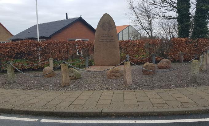 Lille anlæg med mindesten rejst for træfningen i 1849. 