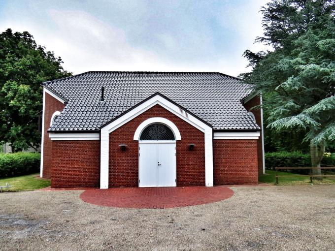 Husum Danske Kirke er opført som en bred, ottekantet teglstensbygning. Foto fra 2016. Husum Danske Kirke er opført som en bred, ottekantet teglstensbygning. Foto fra 2016.