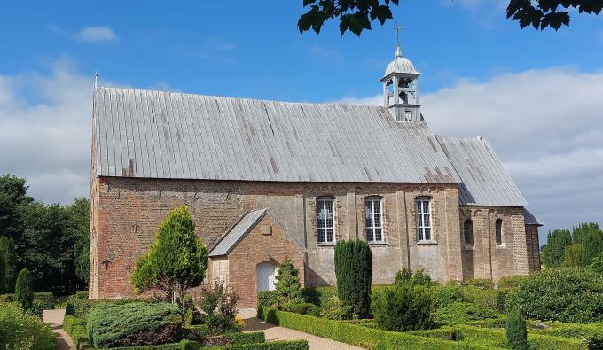 Hviding Kirke set fra syd, hvor vestforlængelse tydeligt træder frem. Foto fra 2022.
