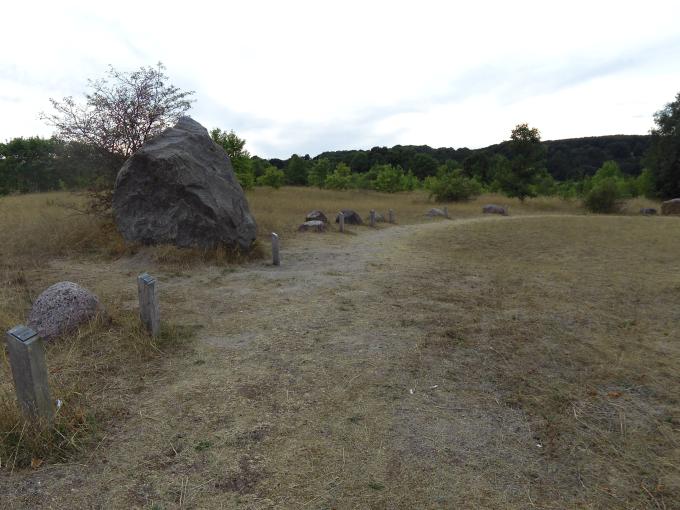 Udsnit af stenparken på Kalvø. Foto fra 2018.