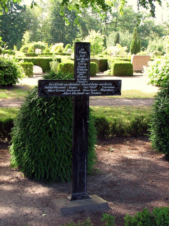 Carl Klinkes grav på Broager Kirkegård, hvor han ligger begravet sammen med otte andre.